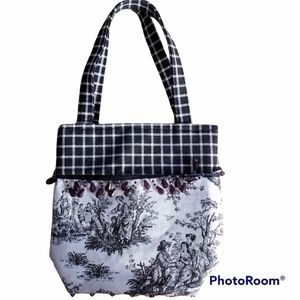 $7 Furm Black and White beaded trim Women's bag
